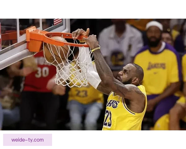 41岁勒布朗差1篮板创三双纪录却遭争议判罚 湖媒怒批裁判判决荒谬